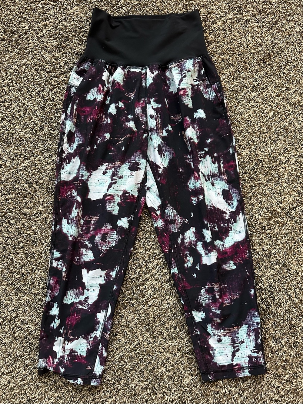 Lululemon Tranquil Crop pant - Kara Blossom Multi / Black pattern - size 4